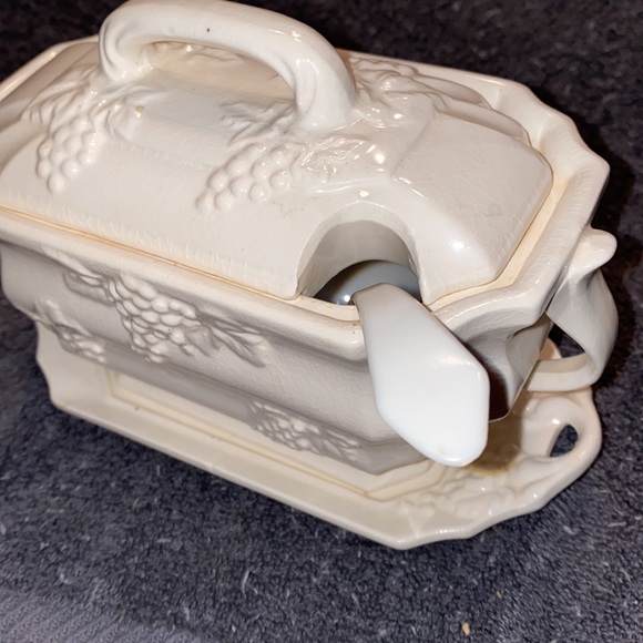 Very Vintage Gravy Bowl with Lid & Attached Saucer - Picture 6 of 9